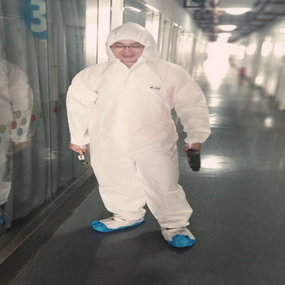 Tenue de protection jetable blanche non tissée de combinaison jetable